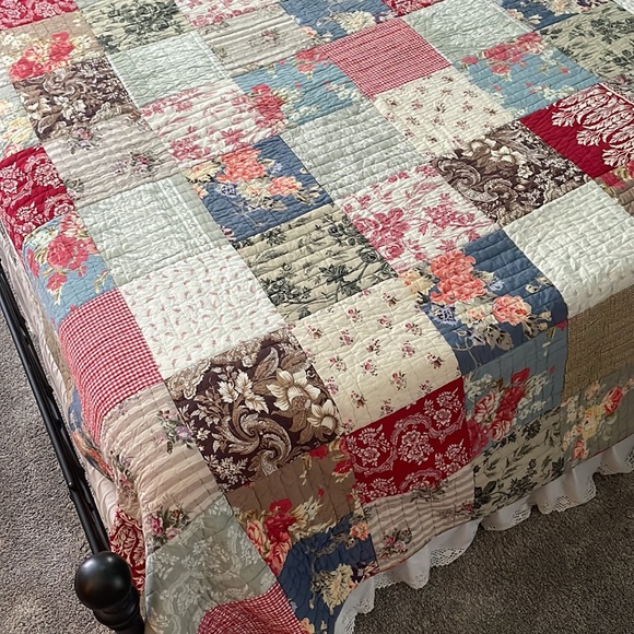 Pottery Barn queen quilt - Providence pattern patchwork - Picture 3 of 6